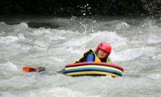  带浮子的白水游泳